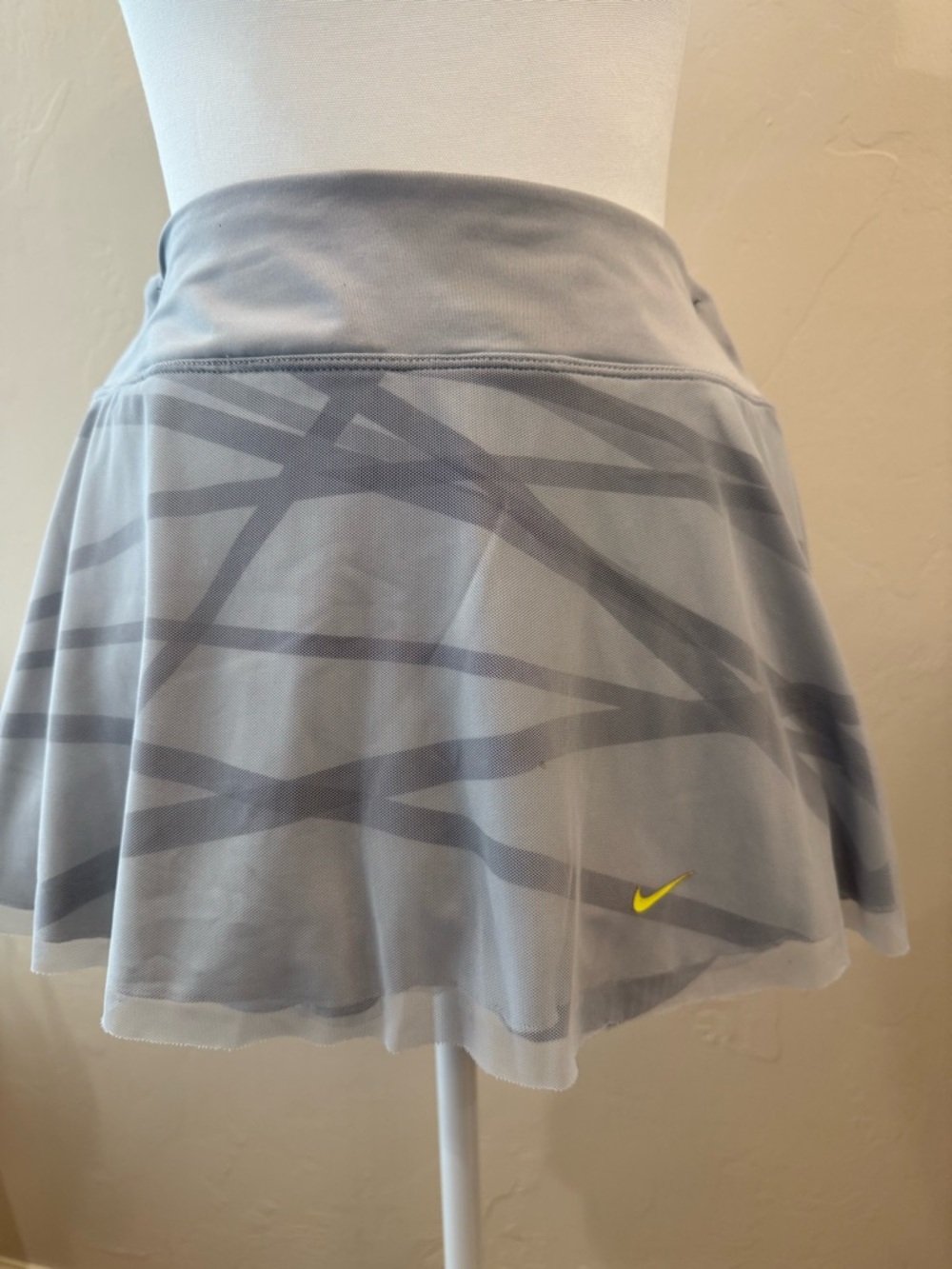 Nike Women’s Light Gray Athletic Skirt with Subtle Stripe Pattern size M